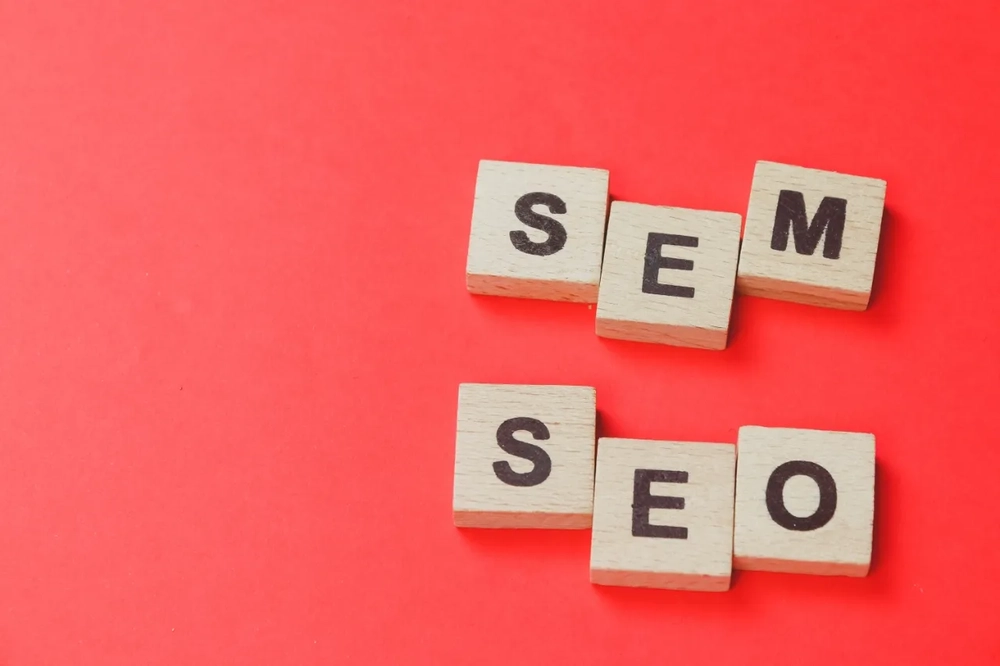 如何透過SEO與SEM協同策略提升線上曝光率？